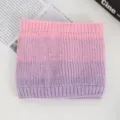 Vue détaillée du tour de cou tricoté en dégradé rose et violet, montrant une texture douce. - N° 1 dégradé rose et violet