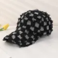 Vue détaillée de la casquette de baseball en jean effilochée à carreaux noirs blancs. - M (56-58cm) / Damier à bords effilochés noir
