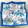 Pañuelo cuadrado de satén de seda con borde azul y estampado floral para mujer moda accesorio - Flor Azul