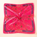 Rosa quadratischer Seidenschal mit klassischem Reitsport Pferdegebiss Design elegant. - #36 Rosarote Ketten 60