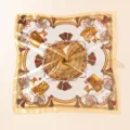 Nahaufnahme Detail des luxuriösen Kutsche Motiv Seidenschals mit eleganter Retro Textur. - #25 Goldene Quasten-Kutsche 60