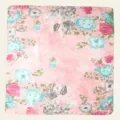 Nahaufnahme Detail des rosa gemusterten Seidenschals, weiche Textur und elegantes Blumenmuster. - #5 Rosa Rosen-Blumenmuster 70