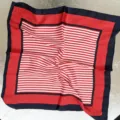 Elegante pañuelo cuadrado de seda satinada con diseño de rayas rojas blancas y azules. - Rayas Finas