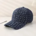 Casquette de baseball en jean bleu foncé avec des sequins étincelants et des bords bruts. - M (56-58cm) / Paillettes bleu marine