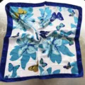 Pañuelo cuadrado de satén de seda con borde azul estampado floral y mariposa accesorio elegante. - Mariposa Azul