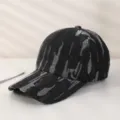 Casquette de baseball en denim a motif abstrait noir et blanc, style urbain et tendance. - M (56-58cm) / Rayures déchirées noires