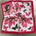 Pequeno panuelo cuadrado de seda satinada con estampado floral y de mariposas. - Mariposa Roja