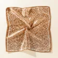 Pequeño pañuelo cuadrado de satén marrón con borde blanco y estampado animal abstracto. - Puntos Café