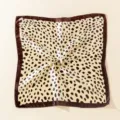 Pañuelo cuadrado pequeño de satén imitación seda, borde marrón con estampado de leopardo. - Leopardo Beige