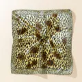 Pañuelo cuadrado pequeño de satén con estampado de leopardo, elegante accesorio de seda sintética. - Leopardo Beige