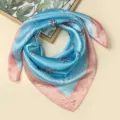 Blau und rosa bedrucktes Seidentuch quadratisch fuer elegante professionelle Mode - #27 Blaue Rosen mit rosa Rand 60