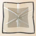 Geometrischer Druck quadratischer Seidenschal Damen, schwarzer Rand fuer elegantes Buerodesign. - #37 Beige Grundfarbe mit quadratischen Streifen 90 Halstuch