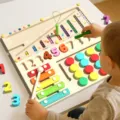 Multifunktionales 4-in-1 Holz Lernspielzeug Nummerntafel, Magnetlabyrinth und Xylophon. - Multifunktionales Brett