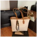 Grand sac cabas fourre-tout femme élégant en cuir synthétique pour le travail quotidien - Avec Pendentif / Blanc