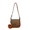 Sac à bandoulière en cuir marron avec porte-clés en peluche mignon, sac tendance. - Marron