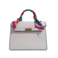 Elegante borsa da donna con texture struzzo e foulard in seta colorato per ogni occasione. - Bianco