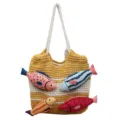 Kreative Häkel-Stricktasche für Damen, handgemachte Schultertasche mit niedlichen Plüschfischen. - Gelb