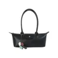 Sac porté épaule noir en similicuir, sac cabas horizontal tendance avec pendentif. - Avec Pendentif / Noir