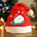 Bonnet de noël détail avec joli bonhomme de neige brodé et flocons sur tissu rouge doux. - Bonhomme de Neige Brossé