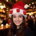 Weihnachtsmannmütze mit Schnapsglas Haltern rote Plüsch Weihnachtshut Party Kostüm Zubehör - Weihnachtsmützen für Weingläser