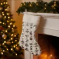 Détail de chaussette de Noël blanche à sequins avec manchette en peluche douce pour cheminée. - Chaussette de Noël blanche à paillettes