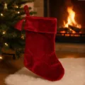 Chaussette de Noël en velours rouge, détail de décoration suspendue pour cheminée de fête. - Chaussette de Noël du Nouvel An