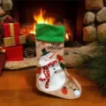 Chaussette de Noel motif bonhomme de neige manchette verte decoration de cheminee - Chaussette bonhomme de neige en toile de jute à bord vert