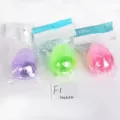 Vue détaillée d'œufs de Pâques en plastique coloré dans des sachets transparents avec cartes. - Groupe 43