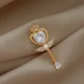 Prachtige gouden magische meisjes kroon hart vleugel broche met zirkonia en parel - Goud