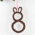 Paashaas wijnstok krans hangende decoratie met roze geruit lint, natuurlijk takje materiaal. - Stijl 07