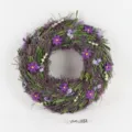 Paarse decoratieve bloemenkrans met natuurlijke gedroogde takjes en kunstbloemen feest. - Stijl 10