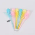 Penna a sfera con uovo di Pasqua decorativo piuma dettaglio primo piano colori pastello. - Stile 12