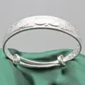Dettaglio di bracciale rigido etnico in argento vintage con incisione a loto su seta verde - Stile Regolabile Loto Spesso 30 (30)