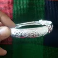 Primer plano de un brazalete de plata tradicional con palabra de bendición grabada - Estilo Carácter Fu Grande Grueso (5)