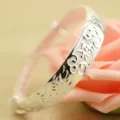Dettaglio ravvicinato del bracciale etnico placcato argento con incisione tradizionale Fu - Stile Carattere Fu Medio Spesso (12)