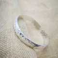 Primo piano di un bracciale rigido aperto placcato in argento in stile vintage - Stile Floreale Aperto (13)