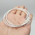 Primo piano di un bracciale rigido vintage in argento a più fili - Stile Tre Vite (17)