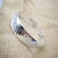 Primo piano di un bracciale rétro placcato argento con incisione di drago e carattere Fu. - Stile Dragone e Fenice Fu Spesso (21)
