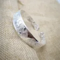 Vista dettagliata del bracciale rigido placcato argento con carattere Fu e motivi floreali - Stile Carattere Fu Fortunato Spesso (23)