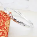 Dettaglio del bracciale etnico placcato argento con incisioni tradizionali fini - Stile Dragone e Fenice Intagliato 24 (24)