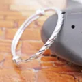 Primo piano di un braccialetto etnico placcato in argento regolabile con motivi a stella - Stile Pioggia di Meteore Pancia Rotonda 26 (26)