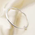 Primo piano di un bracciale regolabile in stile etnico argentato su seta elegante - Stile Pancia Rotonda Liscio 27 (27)