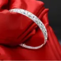 Brazalete ajustable plateado retro con patrón de estrellas sobre seda roja - Estilo Ajustable Estrellado (2)