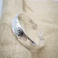 Bracciale rigido aperto stile etnico vintage placcato argento con incisione Fu - Stile Fiore di Prugno Fu Spesso (22)