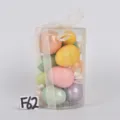Oeufs de Pâques décoratifs en plastique coloré avec paillettes dans une boîte transparente. - Groupe 31