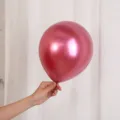 10 Zoll metallischer Latexballon Detailansicht, glänzende rote Partydeko für Hochzeit. - 50 Stück/Packung / Fuchsia