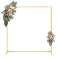 Vue détaillée de l'arche de mariage carrée en métal doré avec décoration florale. - Or - 6,6 ft et 6,6 ft