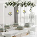 Support d'arche suspendu pour table avec guirlande florale blanche et suspension géométrique. - Blanc