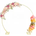 Détail de support d'arche métallique ronde dorée avec déco florale et ballons pour fête. - Or 2,4 et 2,1 m