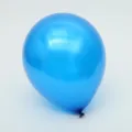 Gros plan détaillé d'un ballon en latex nacré bleu vif, décoration de fête. - Bleu roi nacré 2,2 g